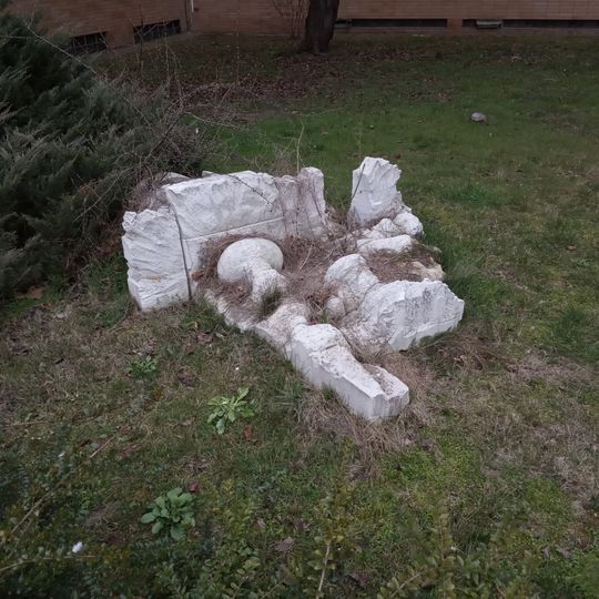 Sculpture near Olšanská 54/3