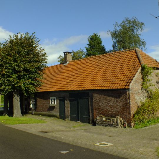 Langgevelboerderij met dwarsdeel en twee schuren