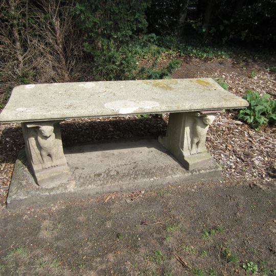 Warmelo, kunststenen bank in Franse tuin