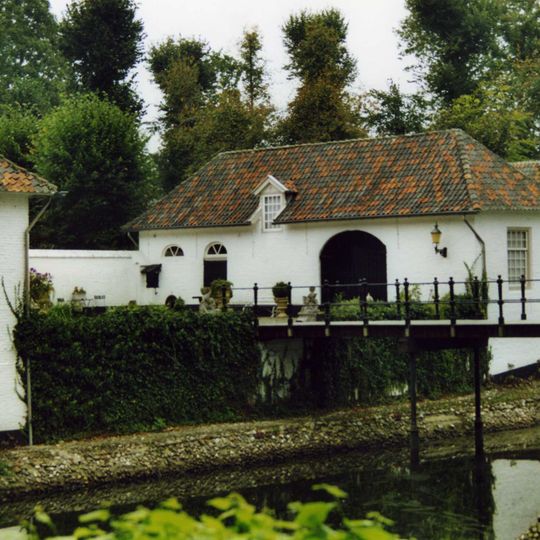 Kasteel Loon op Zand: bouwhuizen en grachtmuur