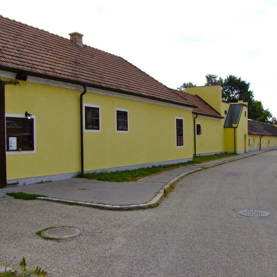 Wirtschaftsgebäude mit Hungerturm