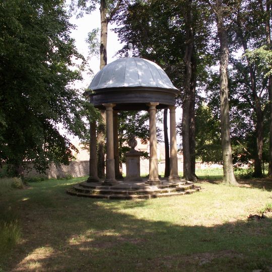 Altán s bustou Filipa Kinského v severozápadním cípu Panské zahrady v Předhradí