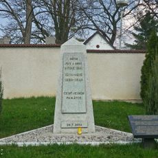 Pomník padlým u hřbitova ve Strupčicích