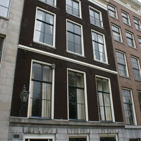 Pand met gevel onder rechte lijst