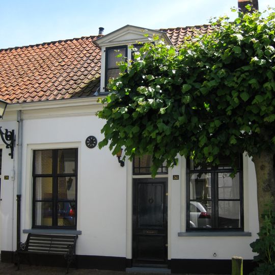 Laag gepleisterd huisje met rechte kroonlijst