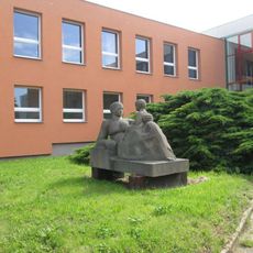 Socha v Křimicích u školy