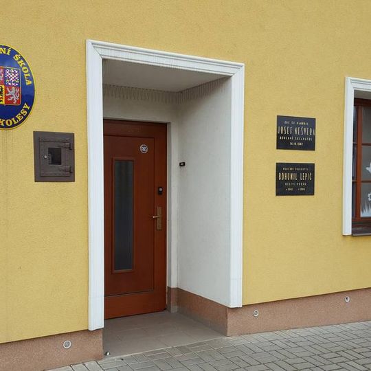 Pamětní deska Josefa Nešvery v Praskolesích