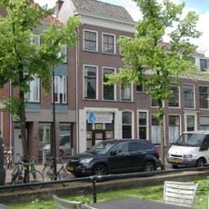 Pand onder dwars zadeldak