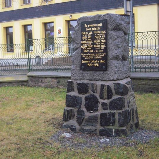 Pomník padlým ve středu obce Ratboř