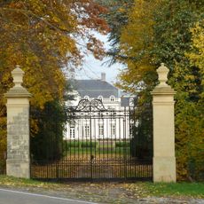 Vliek Castle: pillars and gate driveway