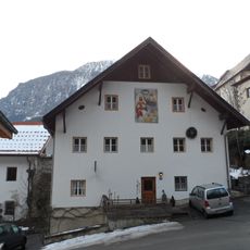 Wohnhaus, Schwesternhaus mit Fassadenmalereien/ehem. Widum