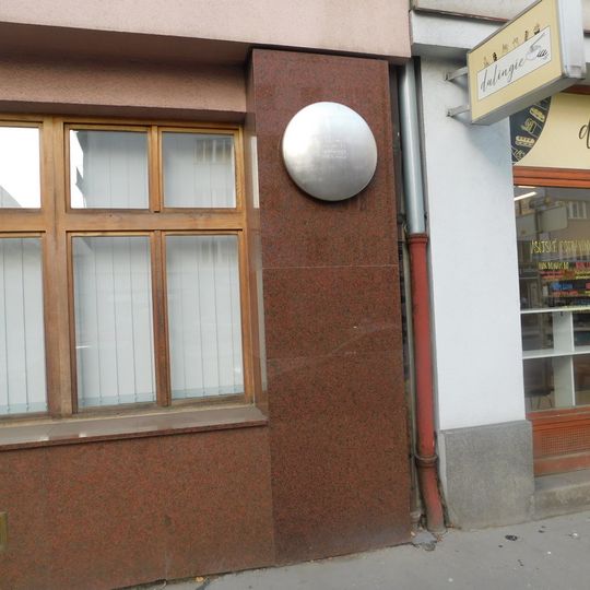 Pamětní deska Jana Kaplického na domě Čs. armády 786/20 v Bubenči