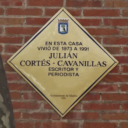 Commemorative plaque to Julián Cortés-Cavanillas