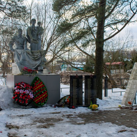 Братское кладбище, где похоронены воины Советской Армии, погибшие в боях с немецко-фашистскими захватчиками в период Великой Отечественной войны за освобождение г. Чудово