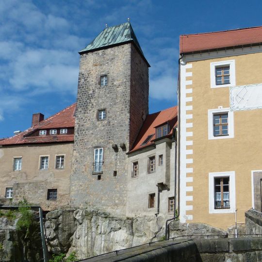 Einzeldenkmale der Sachgesamtheit Burg Hohnstein: Torbau zum unteren Burghof, Unteres Schloss mit Turm, Gedenktafel Hahnewald und rechtwinkliges Seitengebäude sowie Aussichtsplattform, Rampe und Torhaus zum Oberen Schloss mit Brau