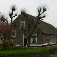 Boerderij onder rieten wolfdak