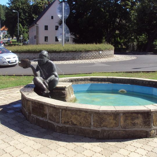 Kašna se sochou rybáře na Tyršově náměstí v Novém Boru