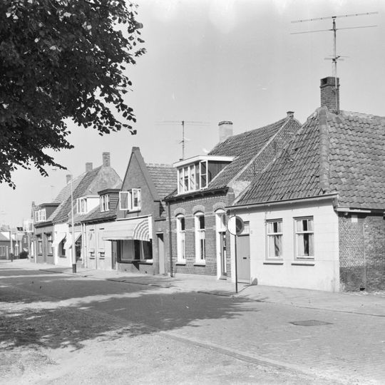 Dorpshuisje, onder pannendak met voorschild. Schuifvensters in zijgevel