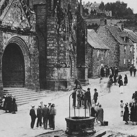 Immeuble, place de l'Église, cad. I 104, 105