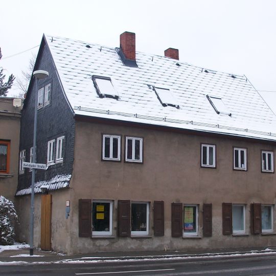 Wohnhaus in offener Bebauung und in Ecklage Karlsbader Straße 18
