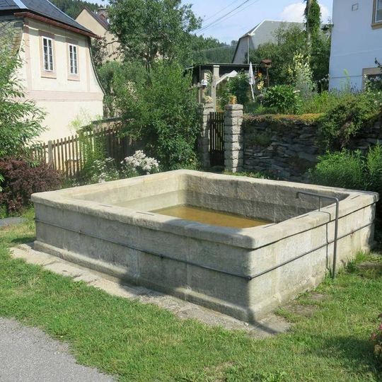 Kamenná kašna v ulici Zahradnická v Železném Brodě