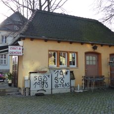 Wartehäuschen (ehemals mit Toiletten), bauliche Einheit mit Käthe-Kollwitz-Platz 2 Käthe-Kollwitz-Platz -