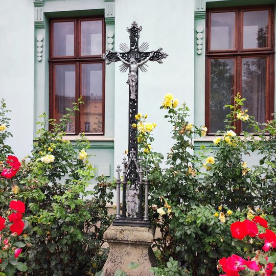 Kříž u domu Faměrovo náměstí 11/26 v Černovicích