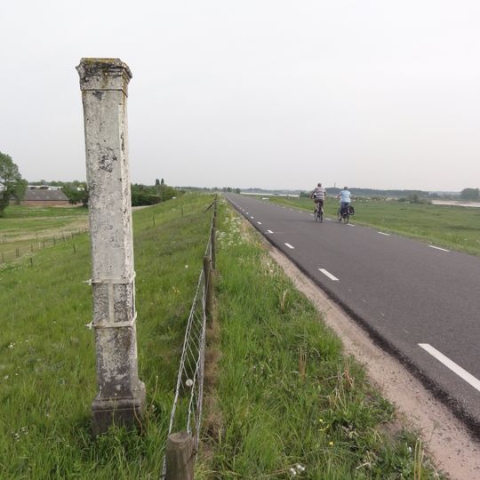 Aan de Waaldijk tussen Kommerdijk en Haalderen een hardstenen grenspaal