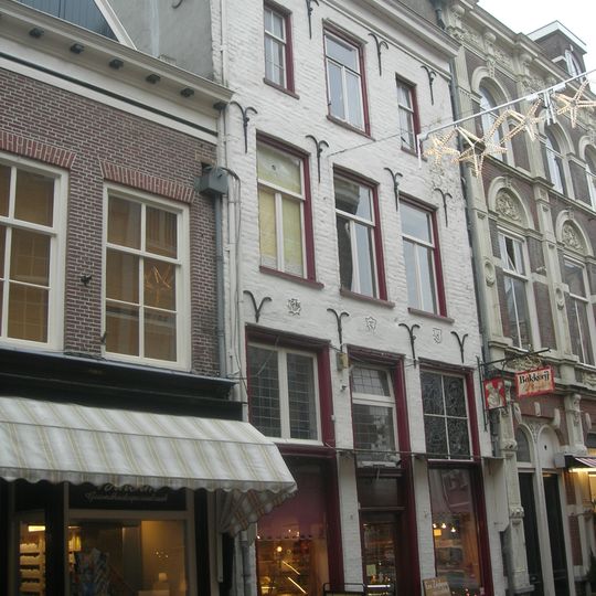 Pand met eenvoudige lijstgevel met in de verdieping late empire-ramen