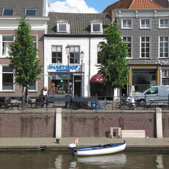 Pand achter een gevel en onder een dak met het nr 7