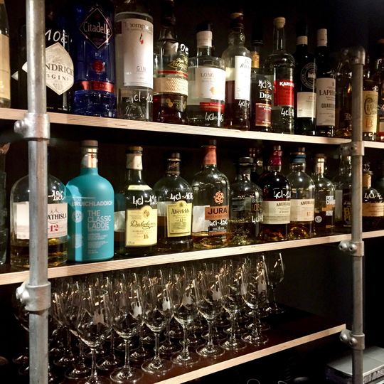 Une Fille & Des Quilles