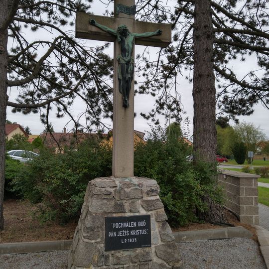 Kříž ve Staré Huti u křižovatky