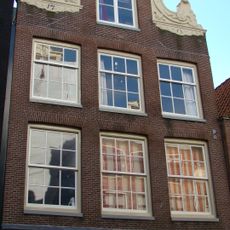 Pand met halsgevel met gedeelde vleugelstukken