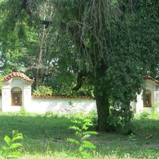 Kapličky Křížové cesty na ohradní zdi kostela ve Vraném