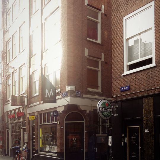 Huis, vanwege de zandstenen onderdelen van de klokvormige geveltop