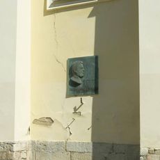 Pamětní deska Jindřicha Šimona Baara na kostele v Klobukách