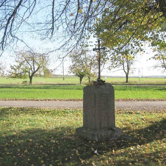 Pamětní kříž na křižovatce před hřbitovem na východním okraji Nebužel