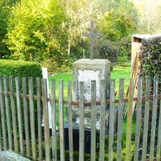 Kříž v zahradě domu 5 v Kerharticích