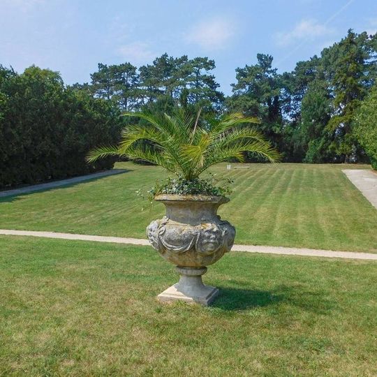 Kamenná váza ve Valticích v zámeckém parku