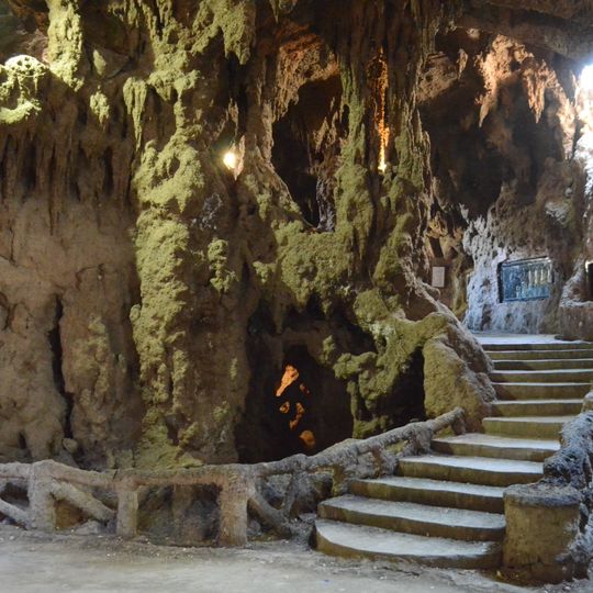Aquarium Grotto Garden