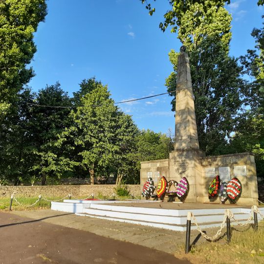 Monument la mormântul al 3 ostași căzuți în 1941 și în memoria a 40 consăteni căzuți în 1941-1945