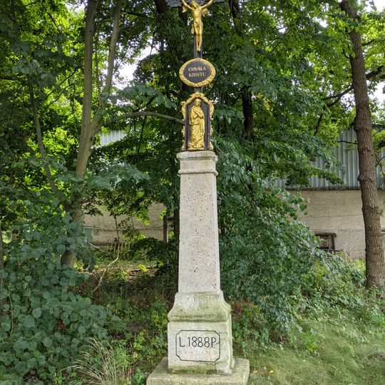 Kříž v jižní části vsi