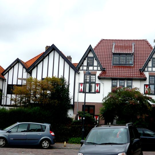 Half vrijstaand blok van drie herenhuizen