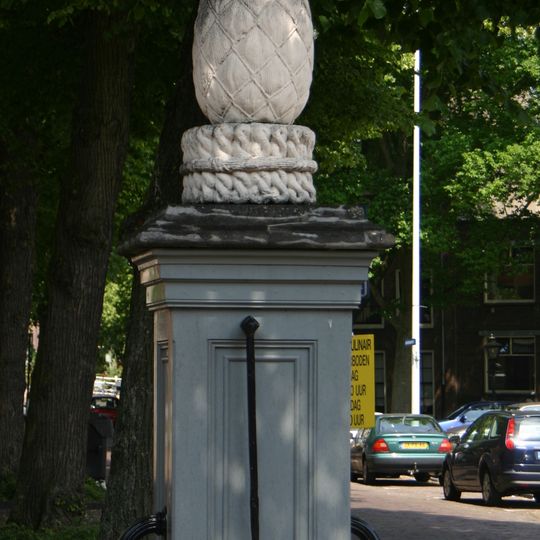 Pomp met hardsteen en hout, bekroning door grote zandstenen sajetklos