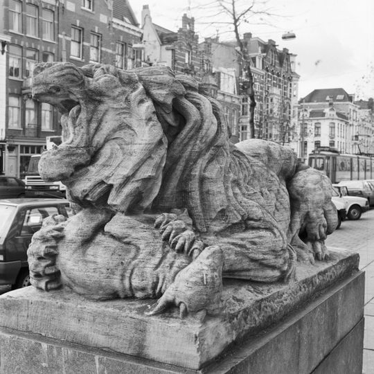 Leeuw en tijger met prooi