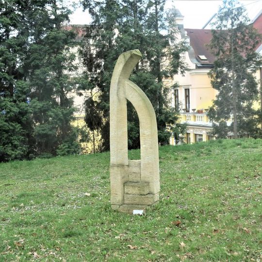 Kamenná plastika Zeměpoutník v zahradě rozhlasu v Ústí nad Labem