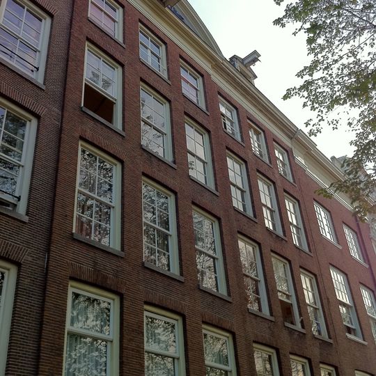 Pand met gevel onder rechte lijst vormt onderdeel van de gevelcompositie 46-48-50