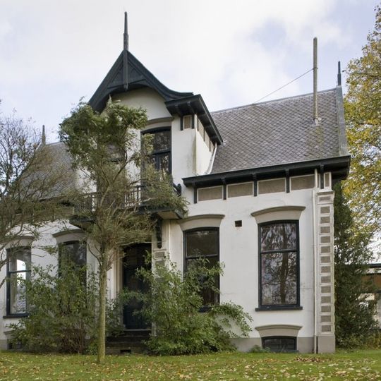 Villaboerderij met voorhuis in eclectische stijl, schuur, bijschuur en stookhok