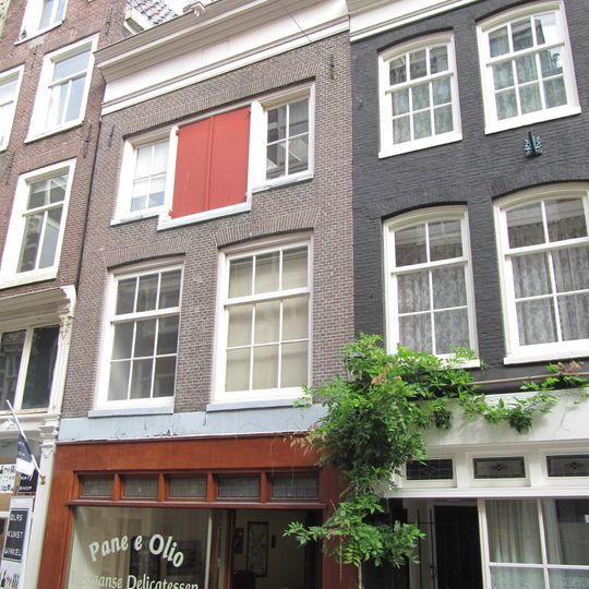 Pand met gevel onder rechte lijst