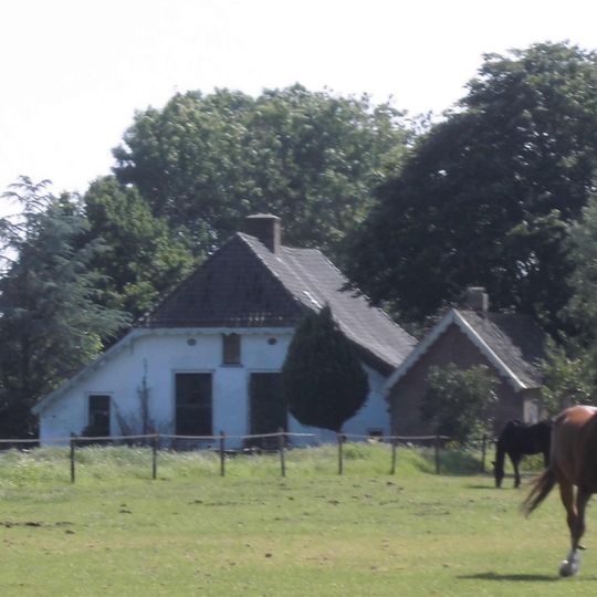 Nordengoed, boerderij van het hallehuistype gebouwd op een rechthoekige plattegrond onder een pannendak met wolfseinden